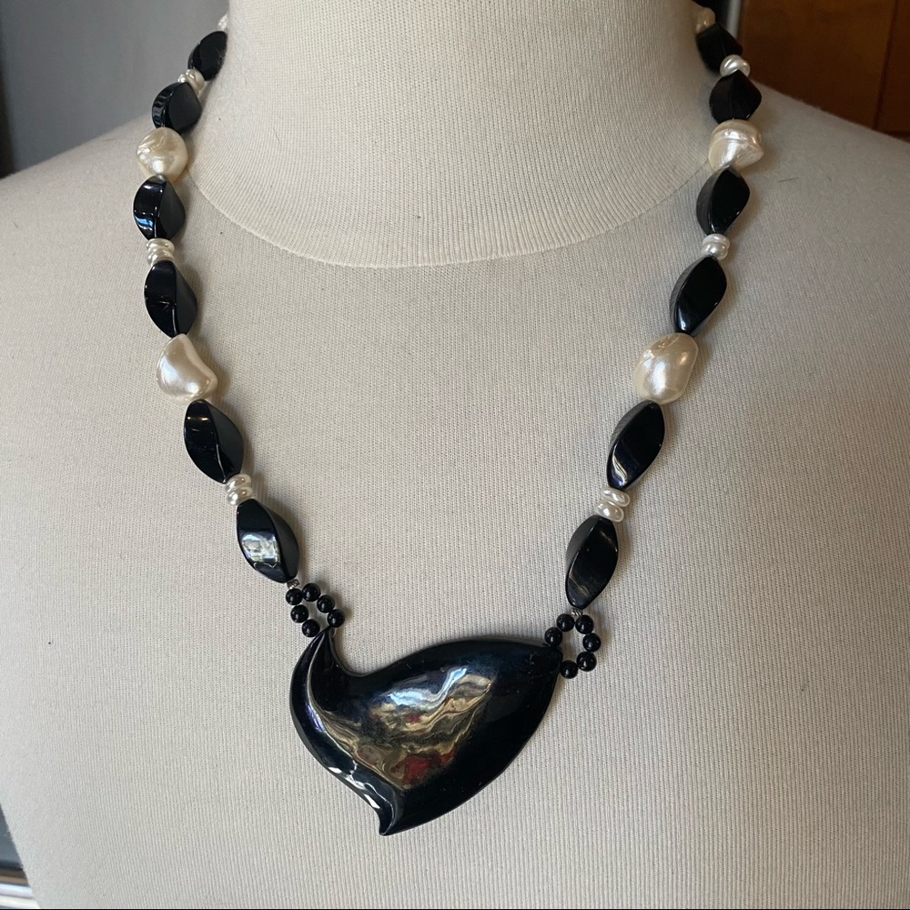 Vintage necklace black and white